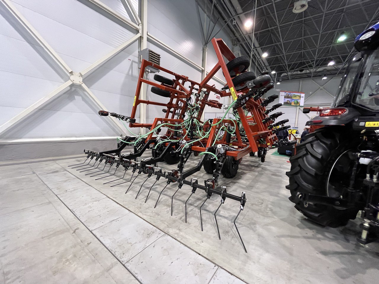 Посевной комплекс AP-9900 с новой опцией, бороной-выравнивателем, на Международной агропромышленной выставке «Сибирская аграрная неделя»